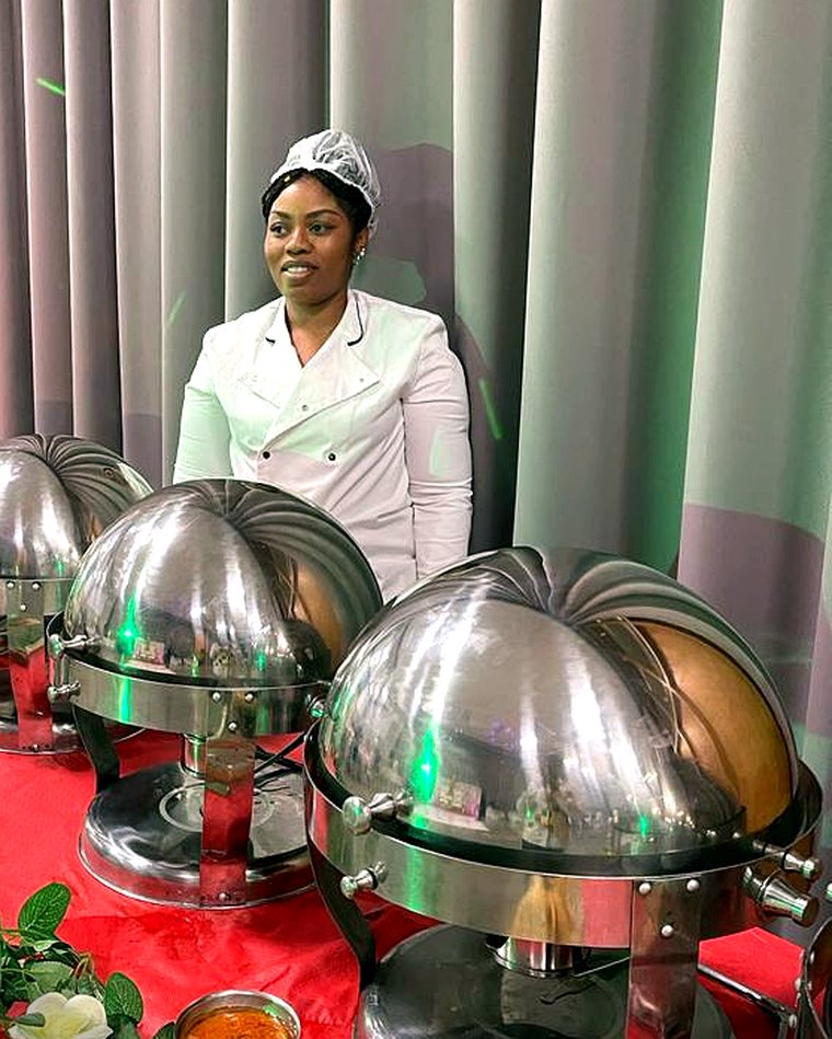 Vanessa Keng's, cheffe et fondatrice de Buldo, devant son buffet